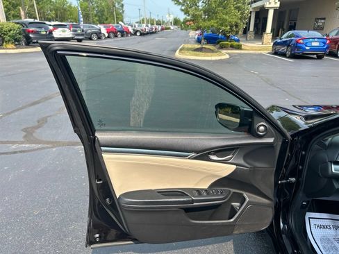 Used 2017 Honda Civic Touring image 10
