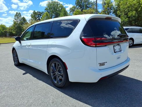 New 2026 Chrysler Pacifica Select image 6
