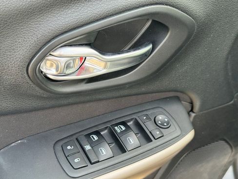 Used 2018 Jeep Cherokee Latitude AWD/4WD image 9