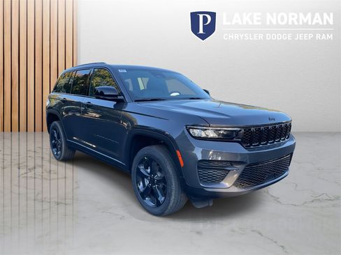 New 2025 Jeep Grand Cherokee Altitude image 2
