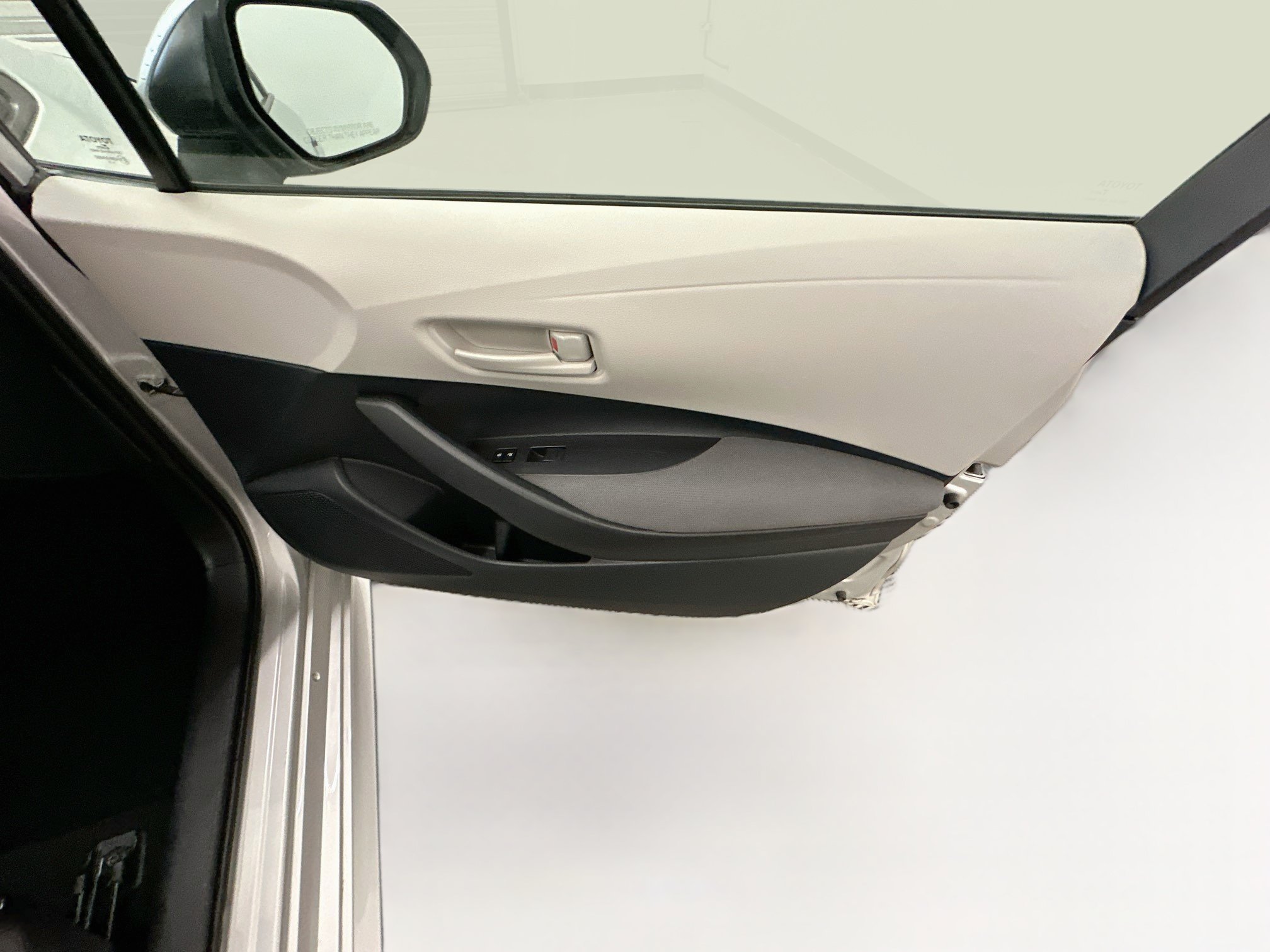 Used 2025 Toyota Corolla LE FWD image 32