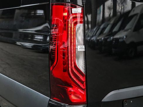 Used 2024 Mercedes-Benz Sprinter 2500 image 9
