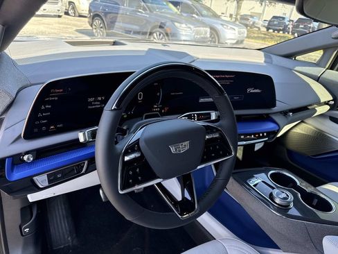 New 2026 Cadillac Optiq Luxury 2 image 32