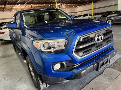 Used 2017 Toyota Tacoma SR5 w/ Tow Package RWD image 7