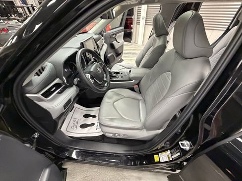 Used 2022 Toyota Highlander XLE image 58