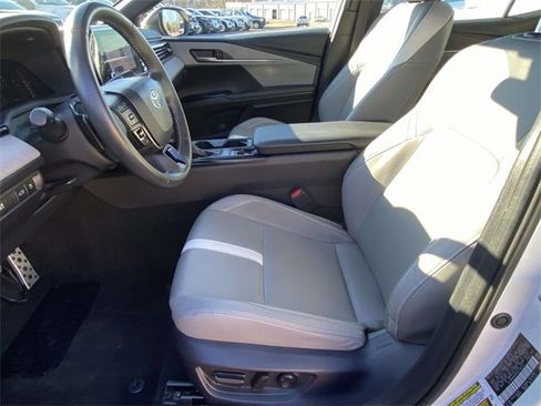 Used 2025 Toyota Camry SE image 14