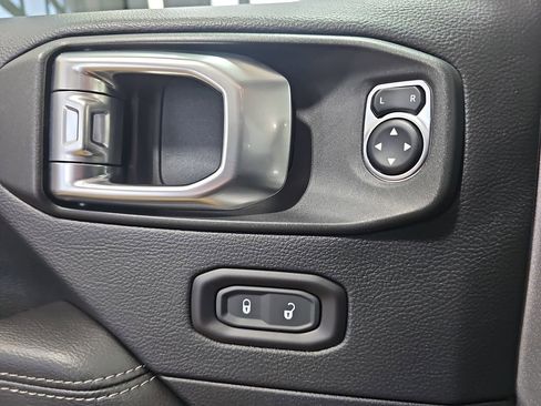 Used 2018 Jeep Wrangler Unlimited Sahara image 28