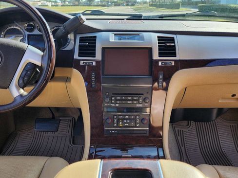 Used 2012 Cadillac Escalade Luxury image 40