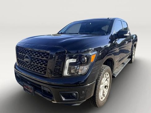 Used 2019 Nissan Titan SV w/ SV Convenience Package RWD image 2