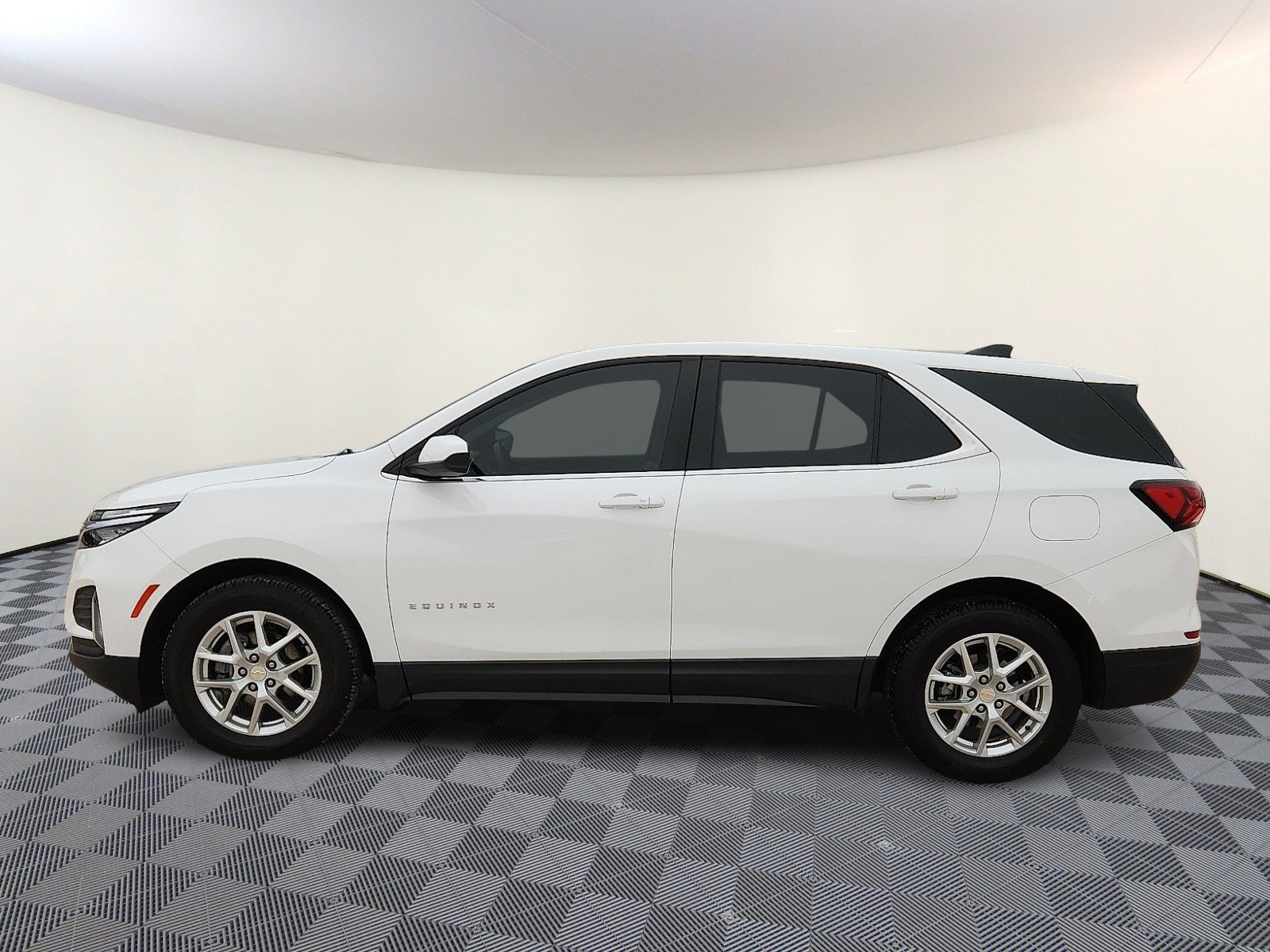 Used 2024 Chevrolet Equinox LT FWD image 2