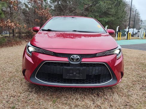 Used 2020 Toyota Corolla XLE image 2