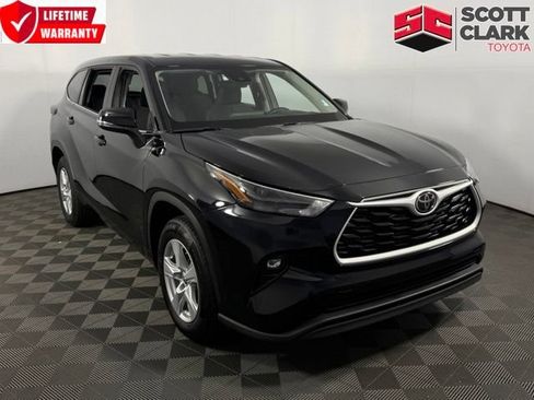 Used 2025 Toyota Highlander LE FWD image 1