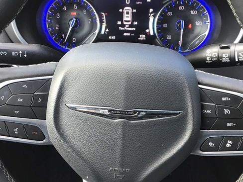 Used 2025 Chrysler Pacifica Select image 8