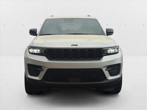 New 2025 Jeep Grand Cherokee Altitude image 6