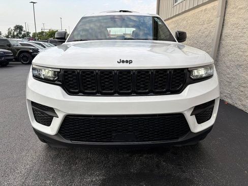 Used 2023 Jeep Grand Cherokee Altitude AWD/4WD image 11