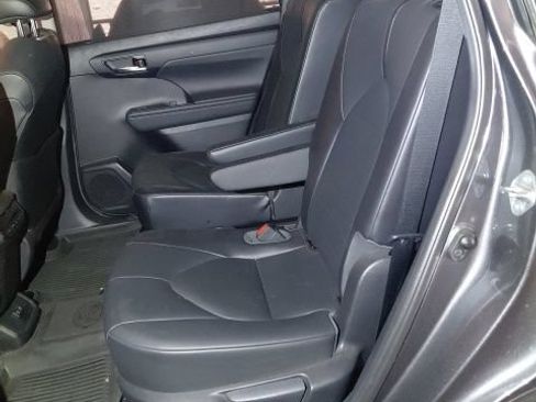 Used 2021 Toyota Highlander XLE AWD/4WD image 6