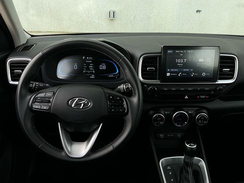 Used 2025 Hyundai Venue SEL image 13