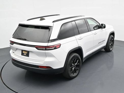 Used 2024 Jeep Grand Cherokee Altitude AWD/4WD image 24