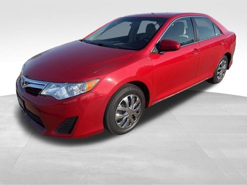 Used 2014 Toyota Camry LE image 3