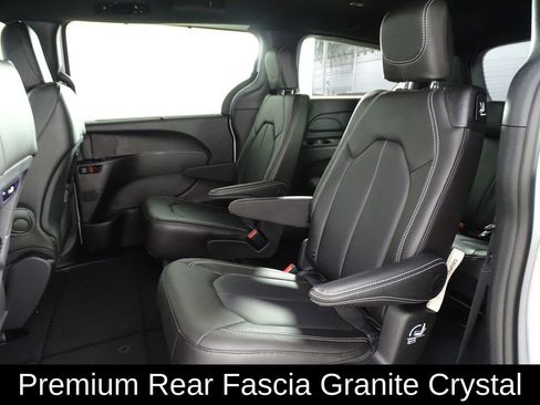New 2026 Chrysler Pacifica Select image 11