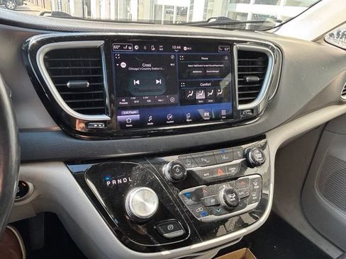 Used 2021 Chrysler Pacifica Touring-L FWD image 13
