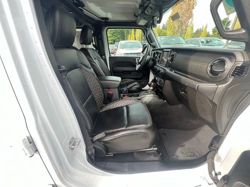 Used 2023 Jeep Gladiator Overland image 18