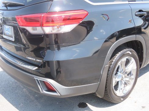 Used 2018 Toyota Highlander Limited Platinum AWD/4WD image 12