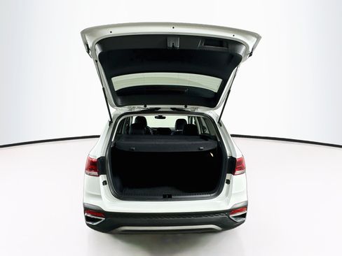 Used 2023 Volkswagen Taos SE w/ Panoramic Sunroof Package FWD image 28
