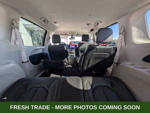 Used 2024 Chrysler Pacifica Touring-L image 18