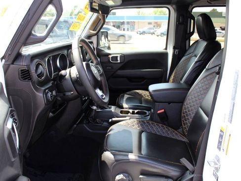 Used 2023 Jeep Gladiator Overland AWD/4WD image 9