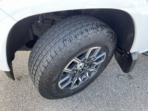Used 2024 Chevrolet Colorado Z71 w/ Z71 Convenience Package 2 AWD/4WD image 10
