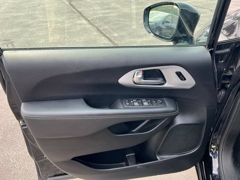 Used 2025 Chrysler Pacifica Limited FWD image 6