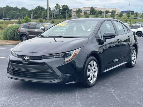 Used 2025 Toyota Corolla LE FWD image 3