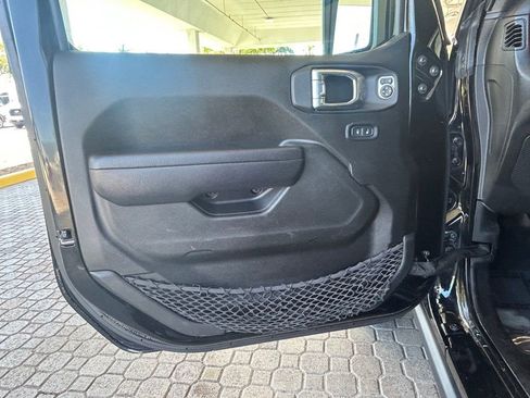 Used 2022 Jeep Wrangler Unlimited Rubicon image 35