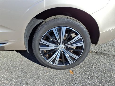 Certified 2023 Volvo XC60 B5 Plus w/ Climate Package image 11