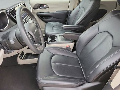 Used 2024 Chrysler Pacifica Touring-L image 9