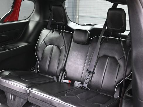 Used 2025 Chrysler Pacifica Limited FWD image 34