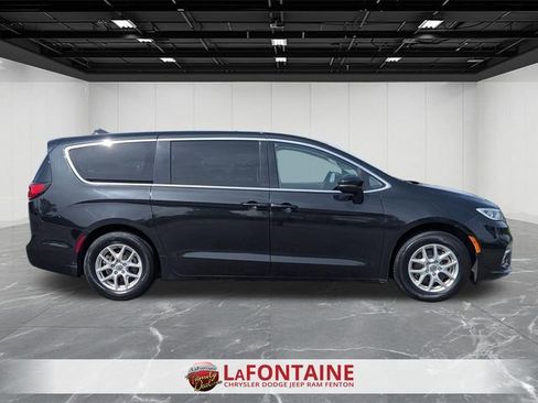 Used 2023 Chrysler Pacifica Touring-L FWD image 6