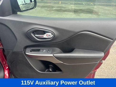 Used 2019 Jeep Cherokee Latitude Plus w/ Comfort/Convenience Group AWD/4WD image 15