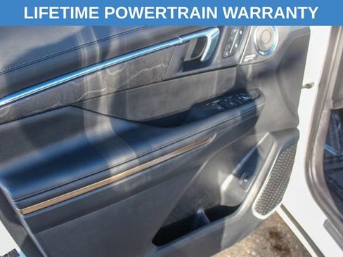 Used 2025 Buick Enclave Avenir image 11