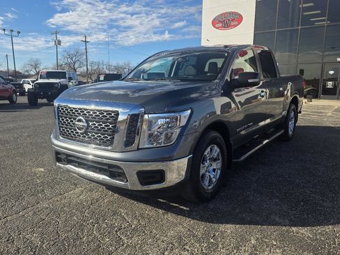 Used 2018 Nissan Titan SV image 3