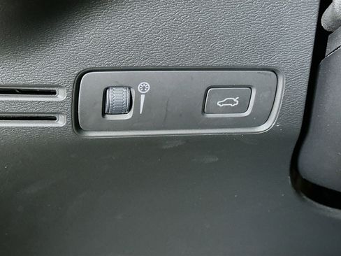 Used 2021 Volvo XC40 T5 R-Design w/ Protection Package Premier image 17