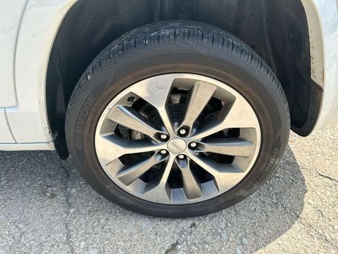 Used 2019 Jeep Cherokee Overland w/ Technology Group AWD/4WD image 48