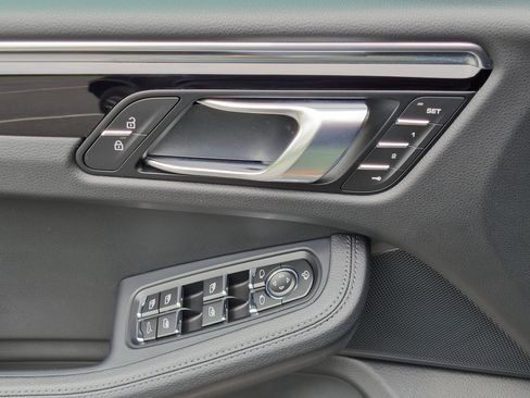 Certified 2026 Porsche Macan AWD/4WD image 23