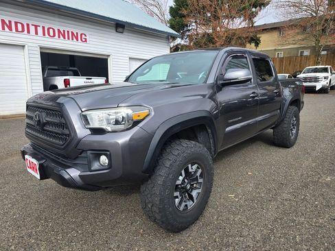 Used 2017 Toyota Tacoma TRD Off-Road w/ Tow Package image 7