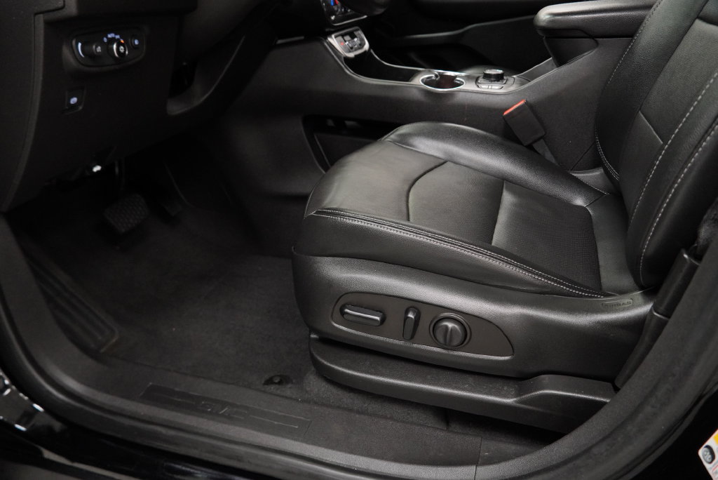 Used 2023 GMC Terrain SLT w/ LPO, Floor Liner Package FWD image 33