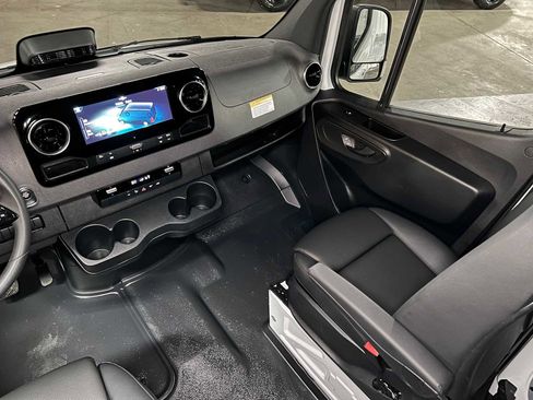 Used 2025 Mercedes-Benz Sprinter 2500 image 37