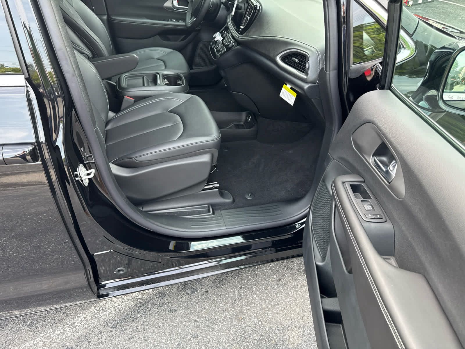 New 2027 Chrysler Pacifica Select AWD/4WD image 14
