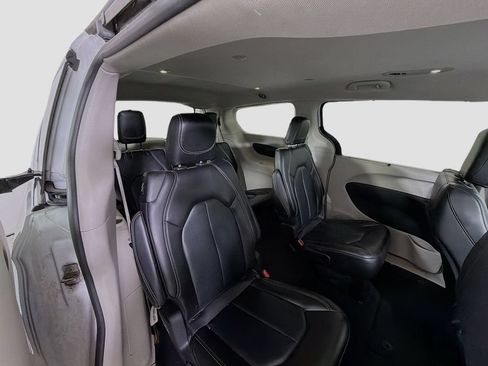 Used 2023 Chrysler Pacifica Touring-L FWD image 29
