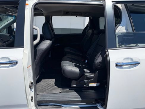Used 2017 Toyota Sienna SE FWD image 16